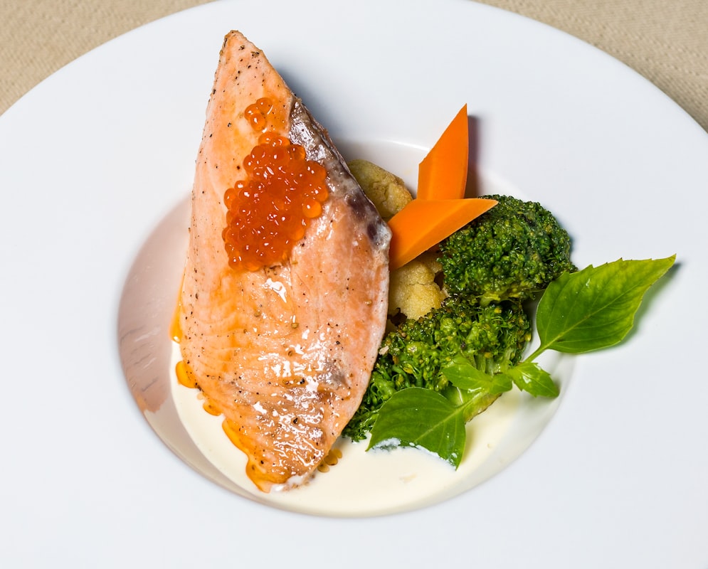 Spinach and leafy greens rich in lutein